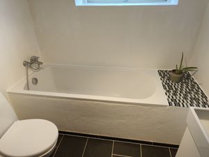 Billede af et badeværelse som er blevet fuget af Fugemand Winther